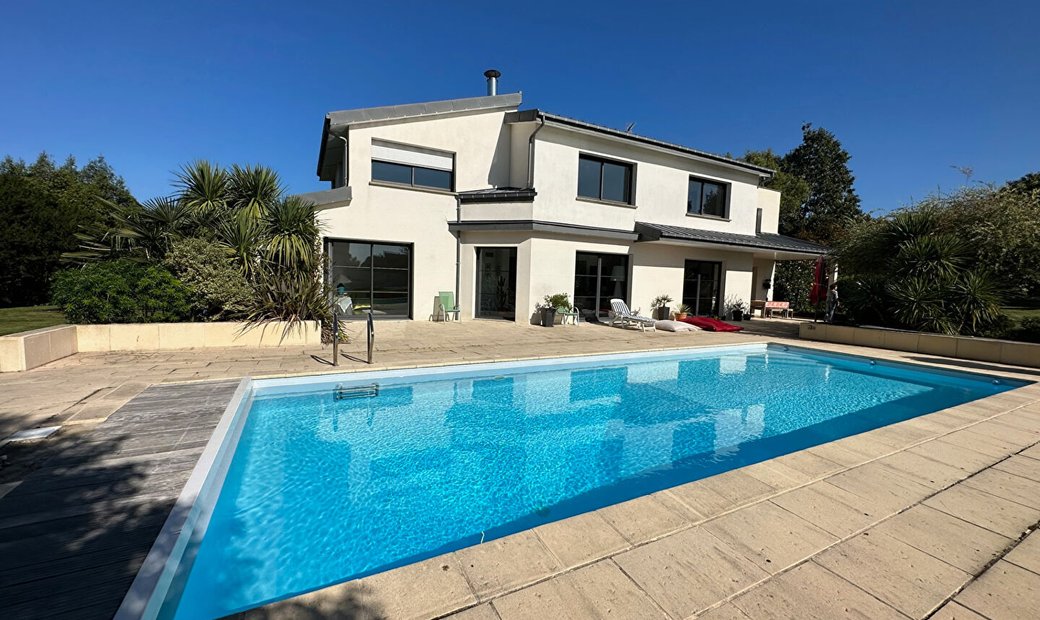 Belle Propriété à Ploërmel (56800) In Ploërmel, Brittany, France For