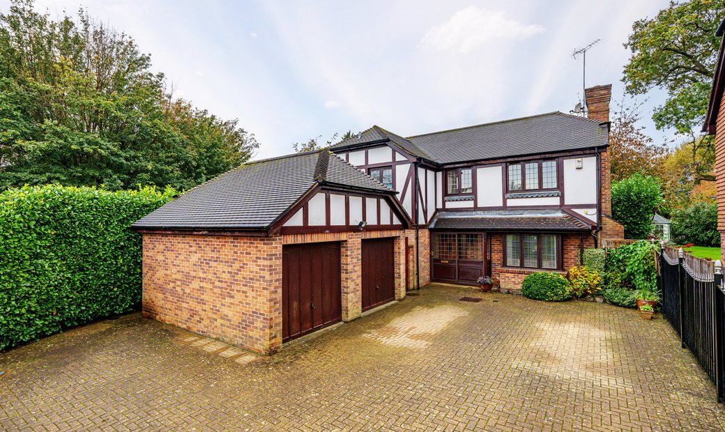4 Bedroom Detached House For Sale In In Tadworth, England, United