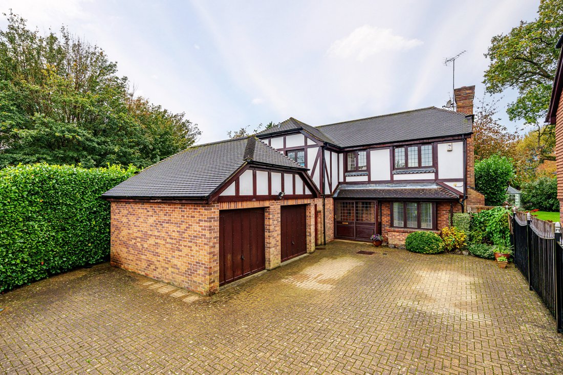 4 Bedroom Detached House For Sale In In Tadworth, England, United