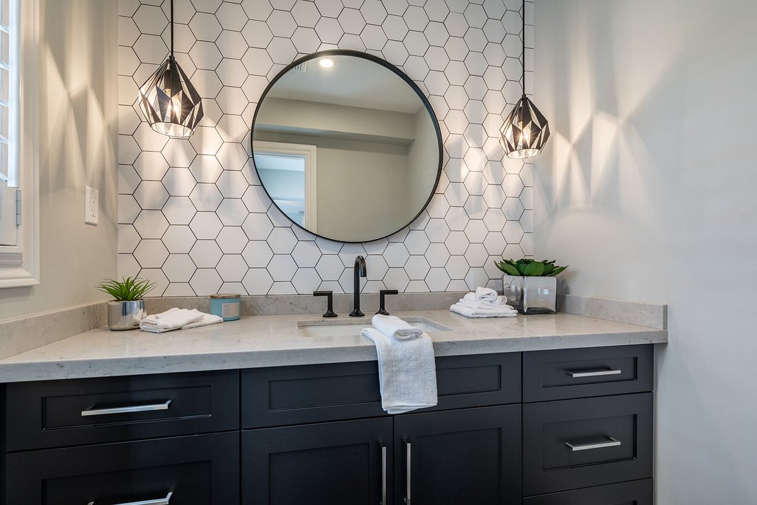 Strathcona In Hamilton, Ontario, Canada For Sale (13440221)