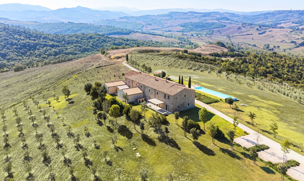 Modern Villa With A Panoramic Pool For Sale In In Volterra, Tuscany