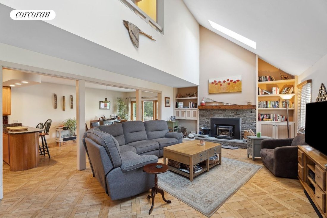 44 Red Bridge Road, Center In Center Moriches, New York, United States