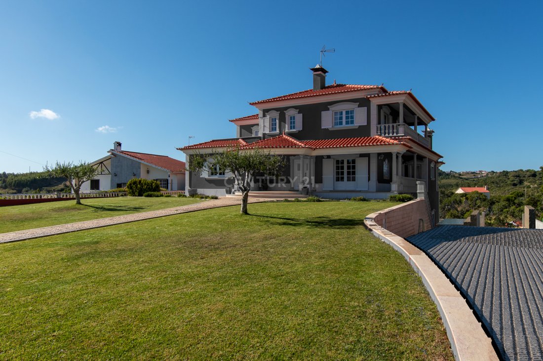 House With 3200m2 Plot, A Few Minutes Away From The In Mafra, Lisbon
