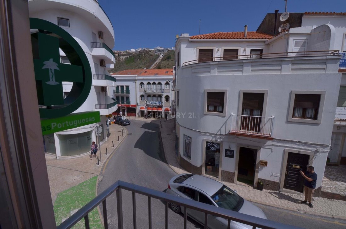 Building With Two Apartments And A Shop In Nazaré, Leiria District