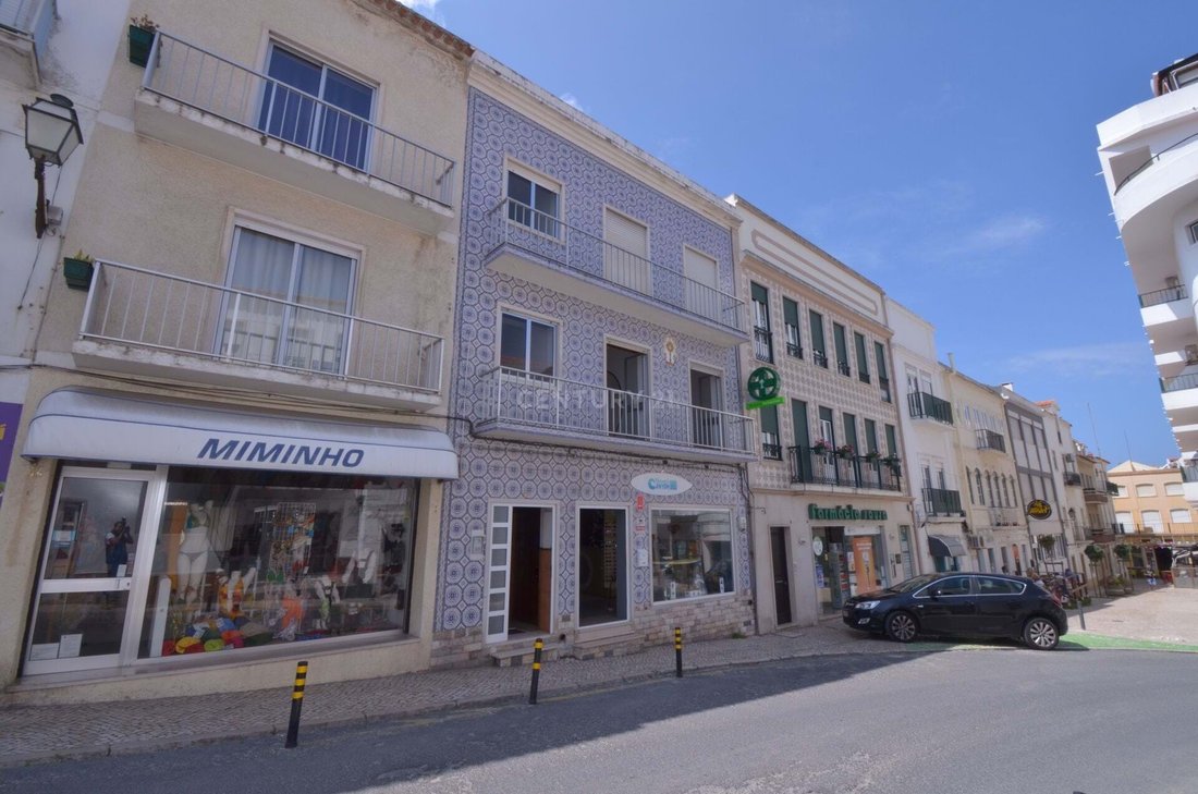 Building With Two Apartments And A Shop In Nazaré, Leiria District
