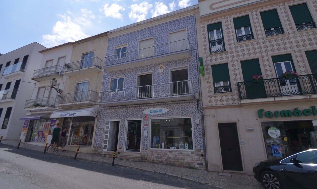 Building With Two Apartments And A Shop In Nazaré, Leiria District