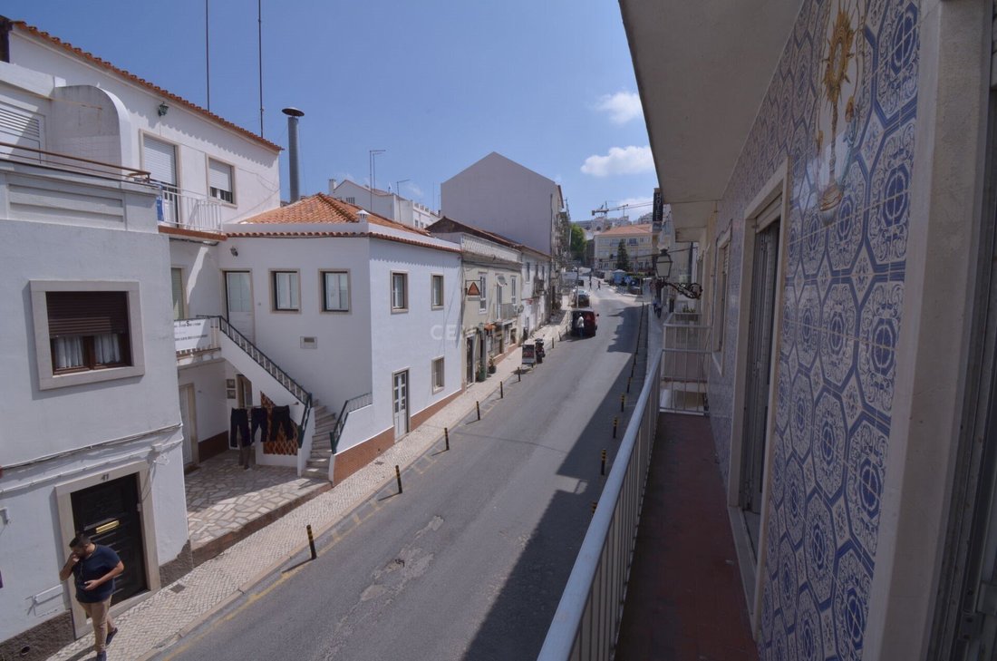 Building With Two Apartments And A Shop In Nazaré, Leiria District