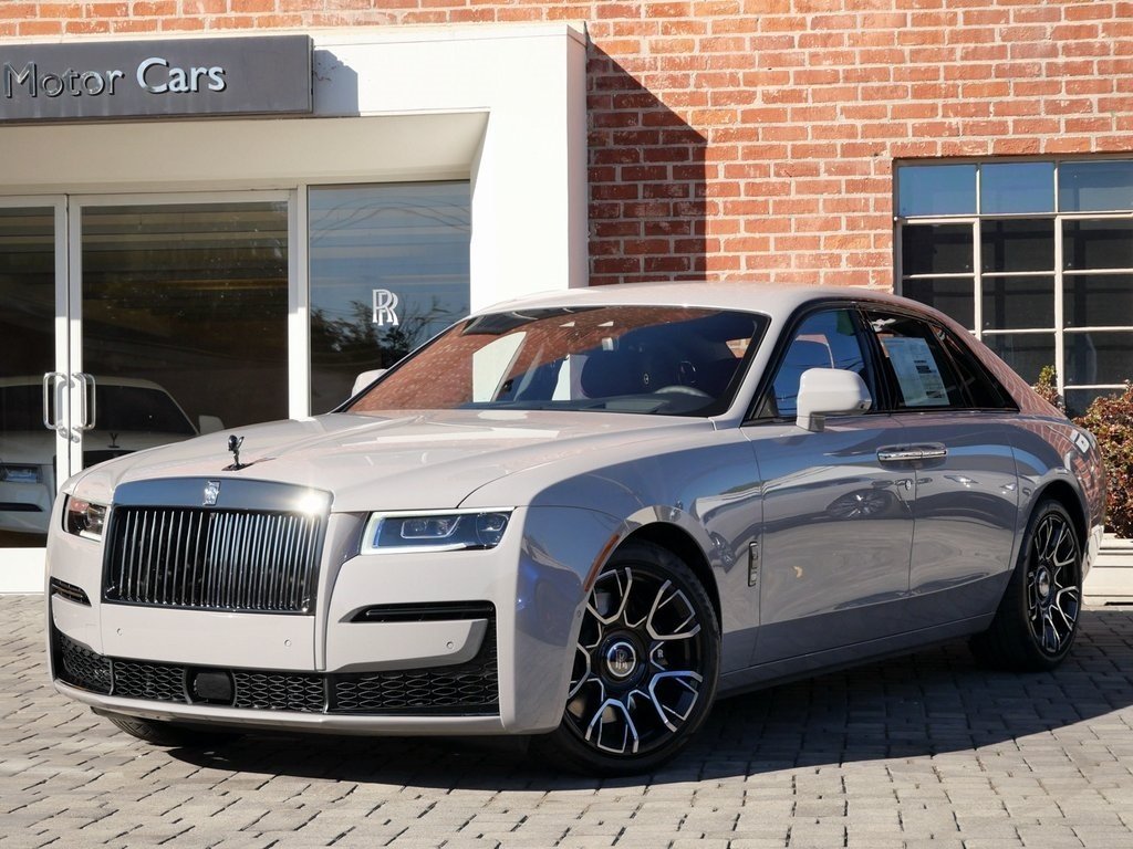 2024 Grey Rolls-Royce Cullinan Black Badge - Luxury SUV in Detail 