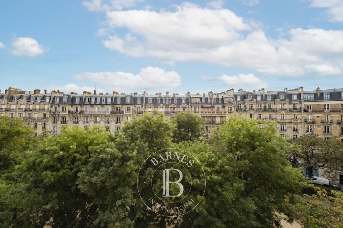 Paris 18 Exclusive Square De Clignancourt In Paris, île De France