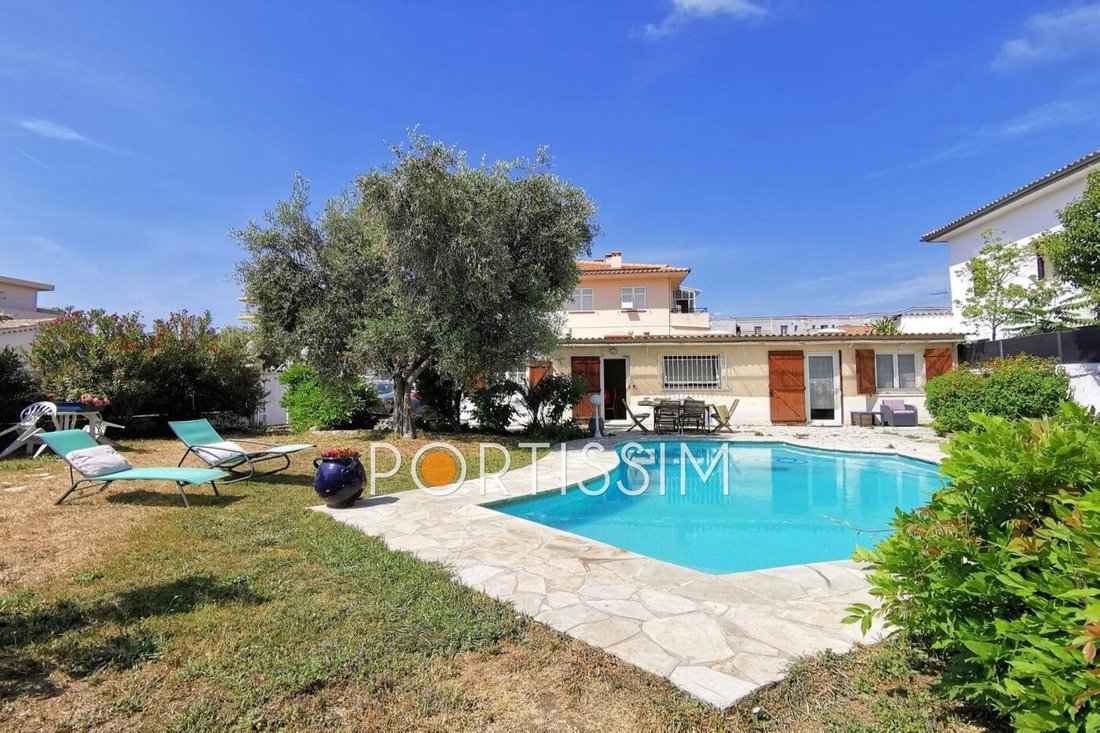 Villa in Saint-Laurent-du-Var, Provence-Alpes-Côte d'Azur, France 2 - 12627023