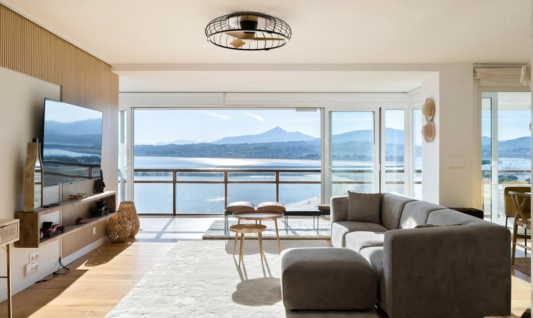 Modern Appartement Above The Beach In In Hondarribia, Basque Country