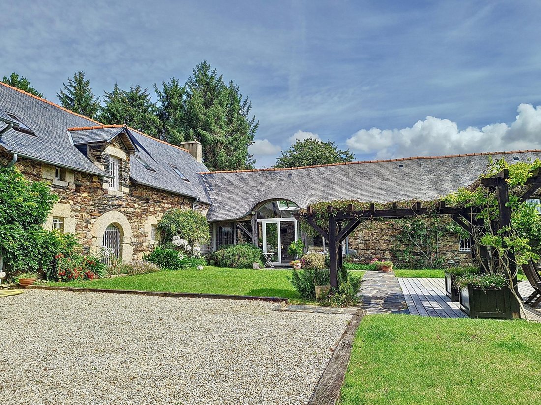 Très Beau Corps De Ferme En L Rénové In Pontivy, Brittany, France For
