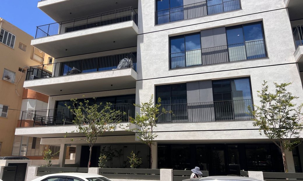 Huge Garden Apartment In Central In Tel Aviv Yafo, Tel Aviv District