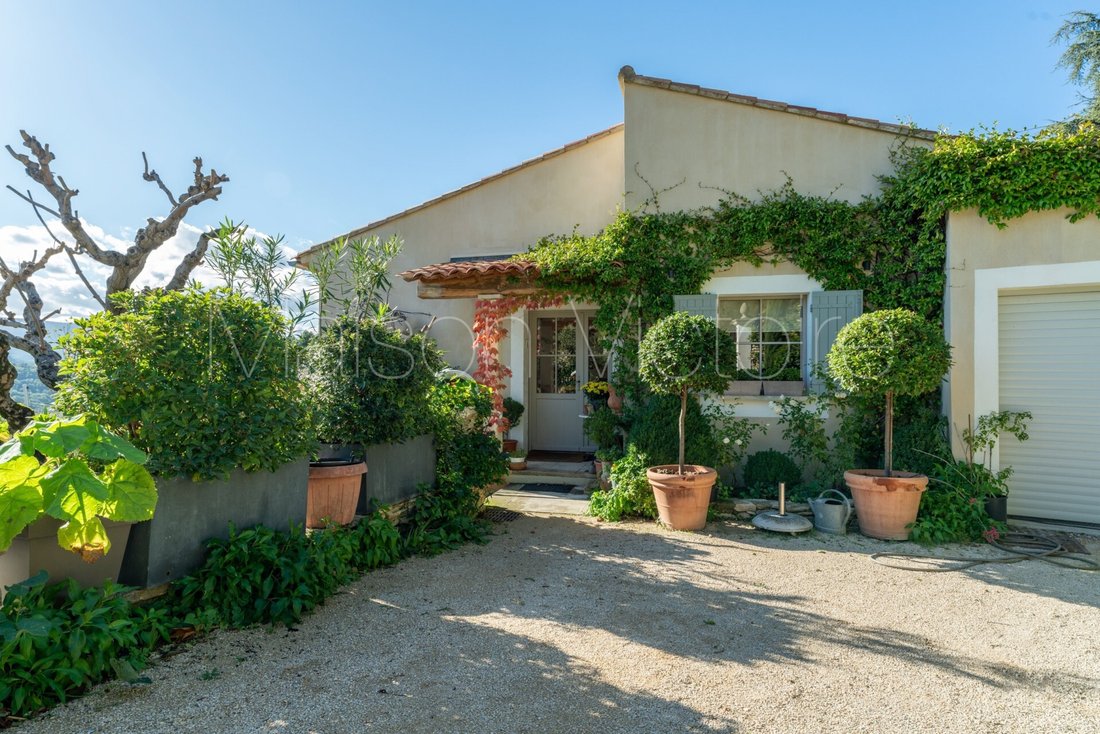 Villa With Stunning Views And In Goult, Provence Alpes Côte D'azur