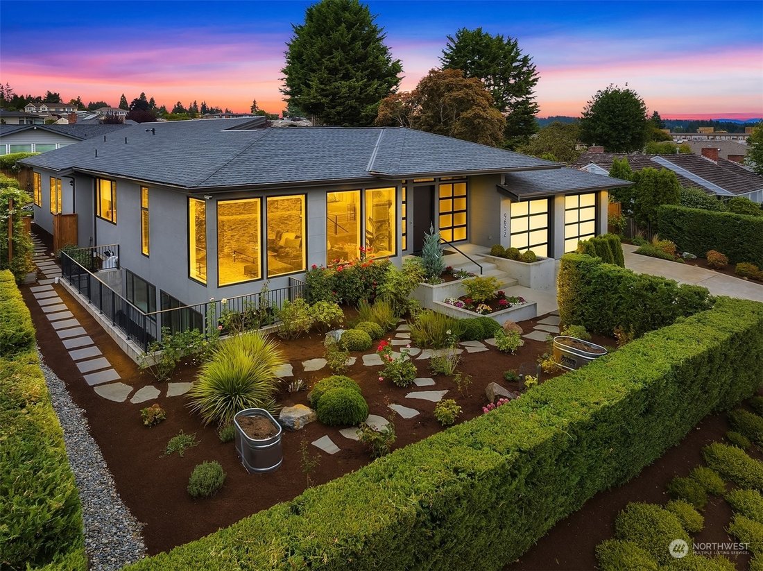 Bellevue's Finest Home In Vuecrest In Bellevue, Washington, United