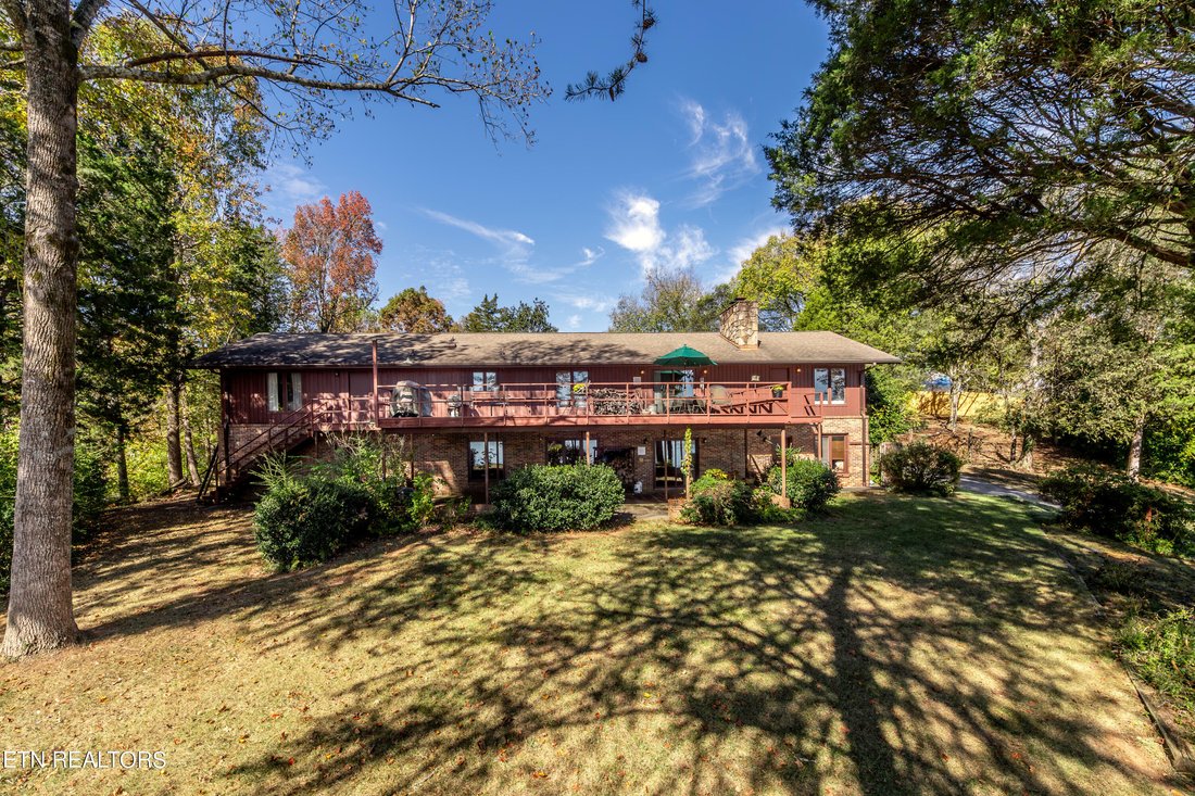 Lakeside Ranch Home On Scenic Peninsula In Knoxville, Tennessee, United