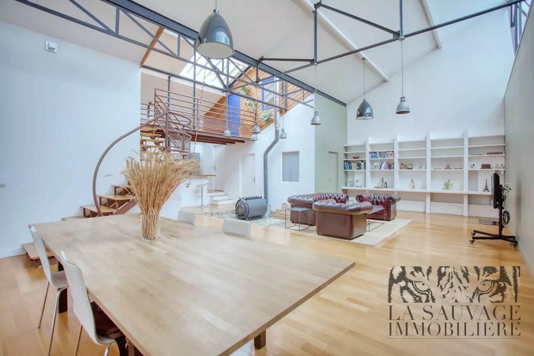 Industrial Loft 315m2 With 60m2 Terrace In Vincennes, île De France