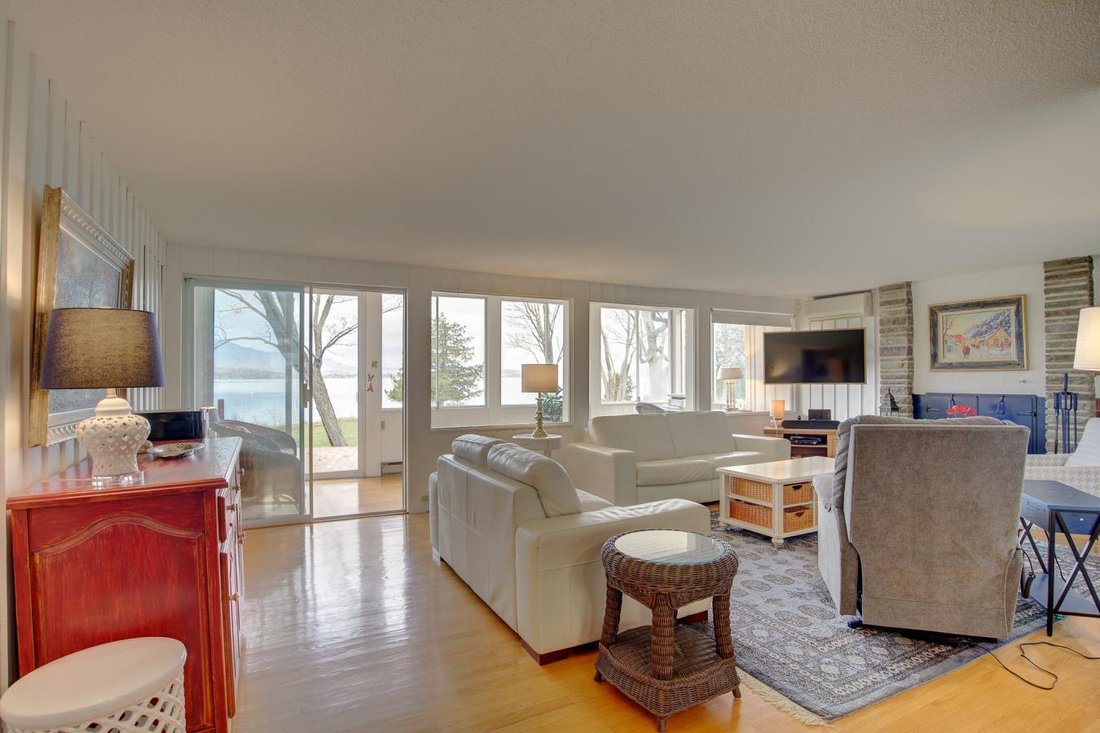 Bord De L'eau Unique Baie De L'hermitage In Magog, Quebec, Canada For