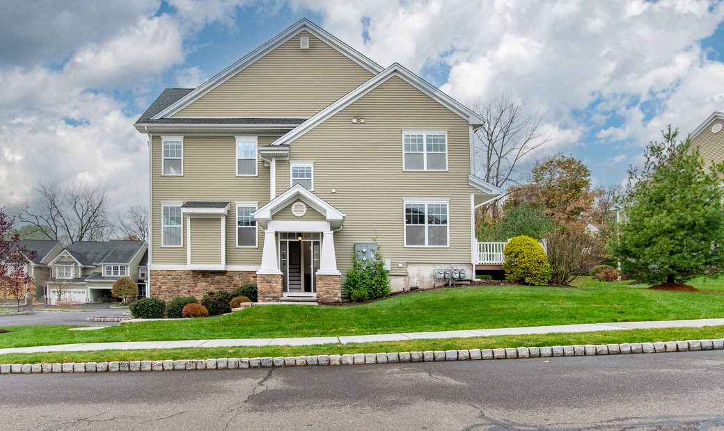 Timber Oaks Commuity In Danbury, Connecticut, United States For Sale