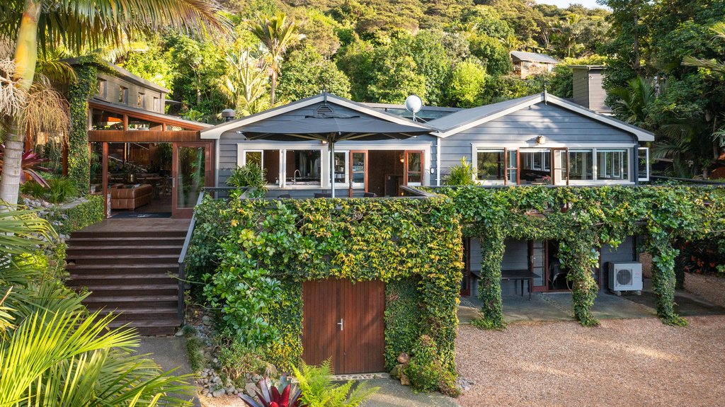 A Paradise Property On 2 Sections That In Waiheke Island, Auckland, New