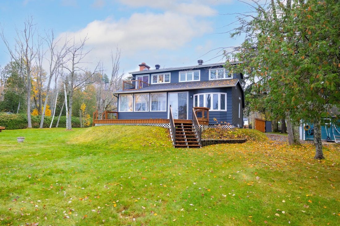Bord De L'eau Unique Baie De L'hermitage In Magog, Quebec, Canada For