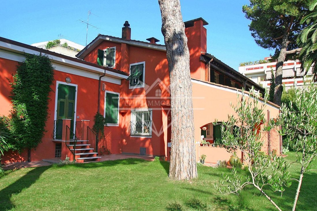 Villa in Avenza, Marina di Carrara, Tuscany 2 - 13497451