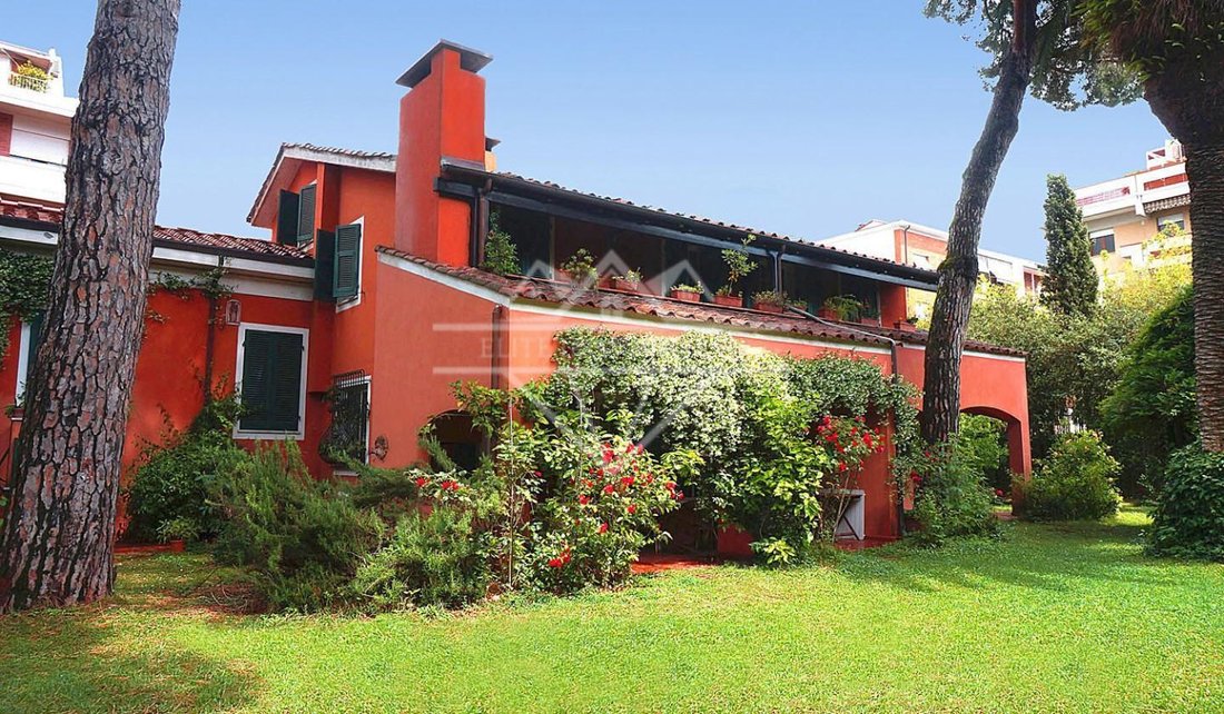 Villa in Avenza, Marina di Carrara, Tuscany 1 - 13497451