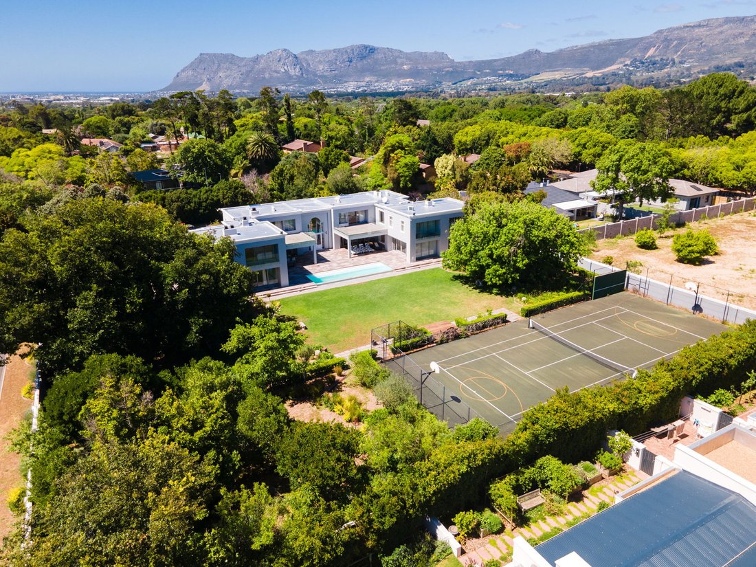 Elegant 5 Bedroom Home With 15 Garages In Cape Town, Western Cape