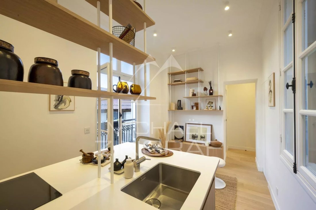 For Sale 2 Rooms Rue De Seine As New In Paris, île De France, France