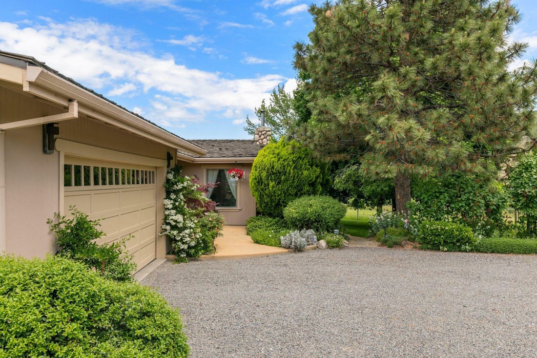 Reclaimed Elegance On Five Acres Of Horse In Ashland, Oregon, United