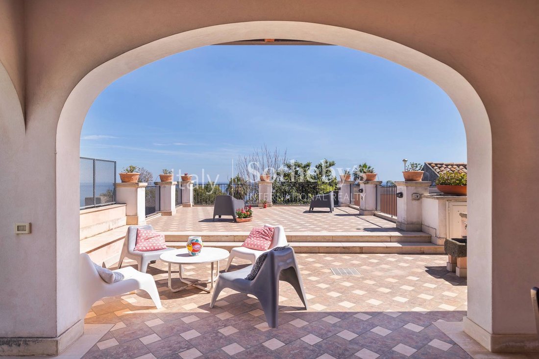 Late 19th Century Villa With Pool In Historic Center In Acireale