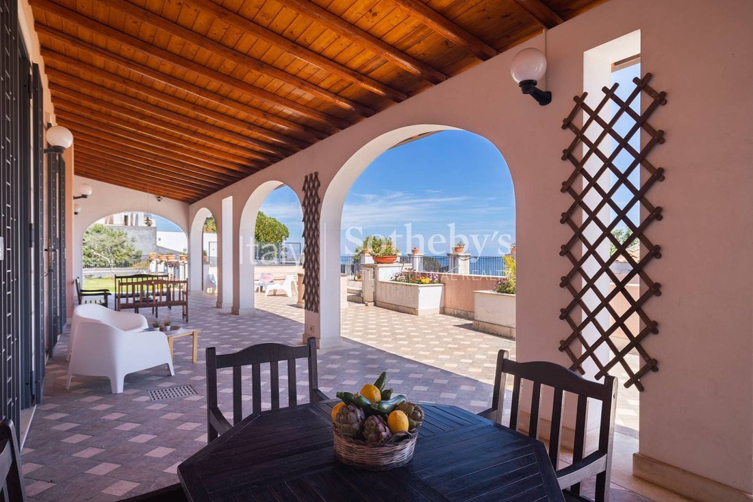 Late 19th Century Villa With Pool In Historic Center In Acireale