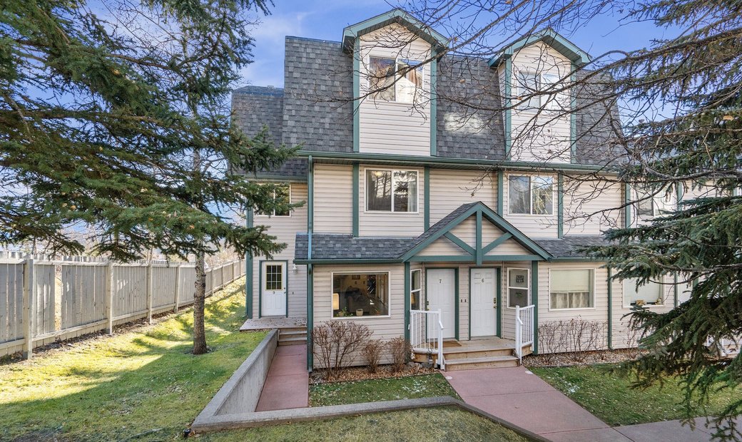 Sunny Cougar Creek Townhouse In Canmore, Alberta, Canada For Sale