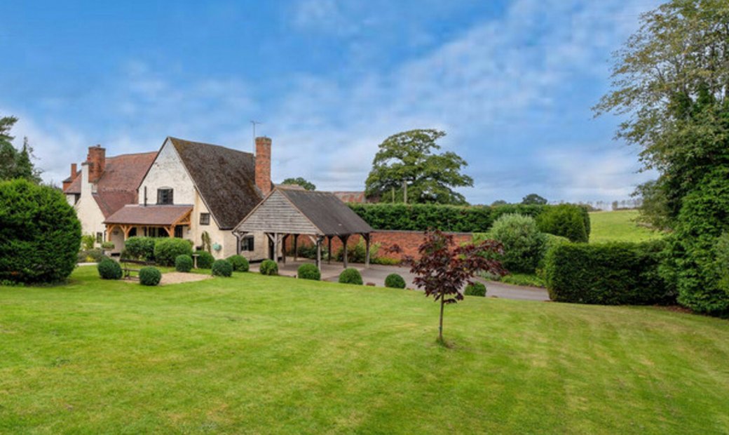 5 Bedroom Detached House For Sale In In Harvington, England, United