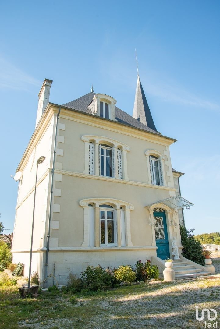 Vente Maison/Villa 8 Pièces In Jonzac, Nouvelle Aquitaine, France For