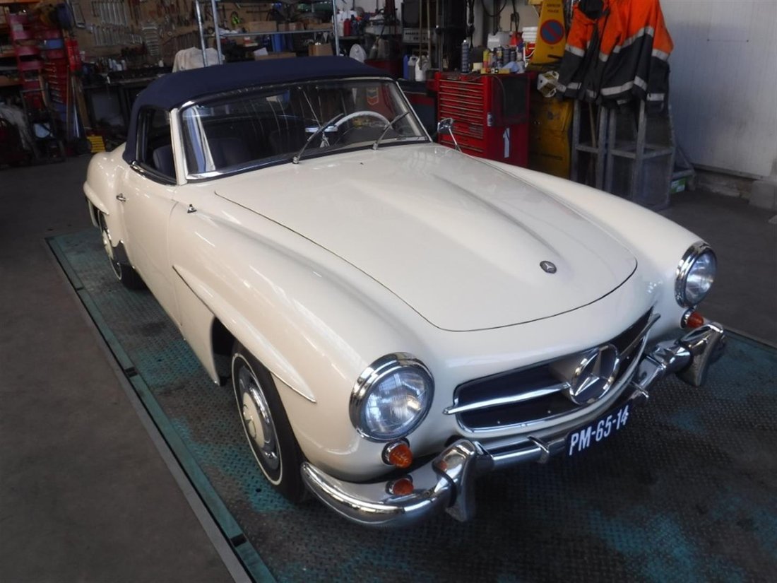 Cabriolet in De Lier, South Holland, Netherlands 1 - 13524464