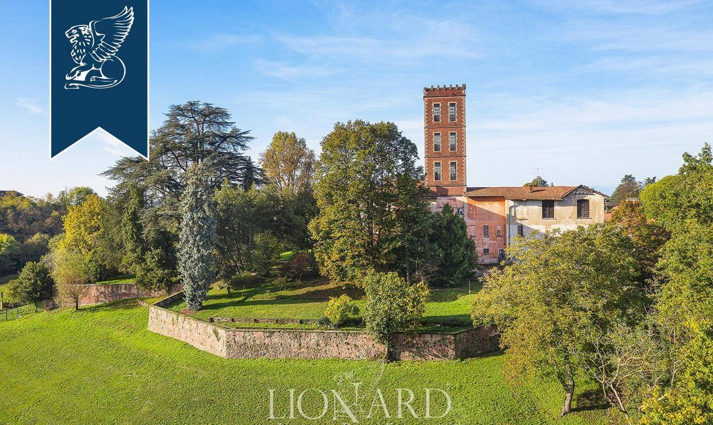 18th Century Villa With A Panoramic Tower For Sale In Varese In