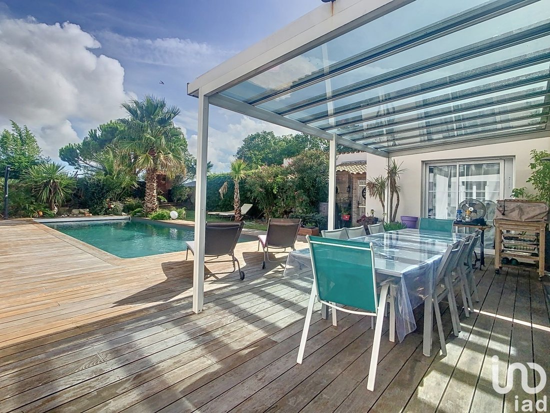 Vente Maison/Villa 7 Pièces In Charron, Nouvelle Aquitaine, France For