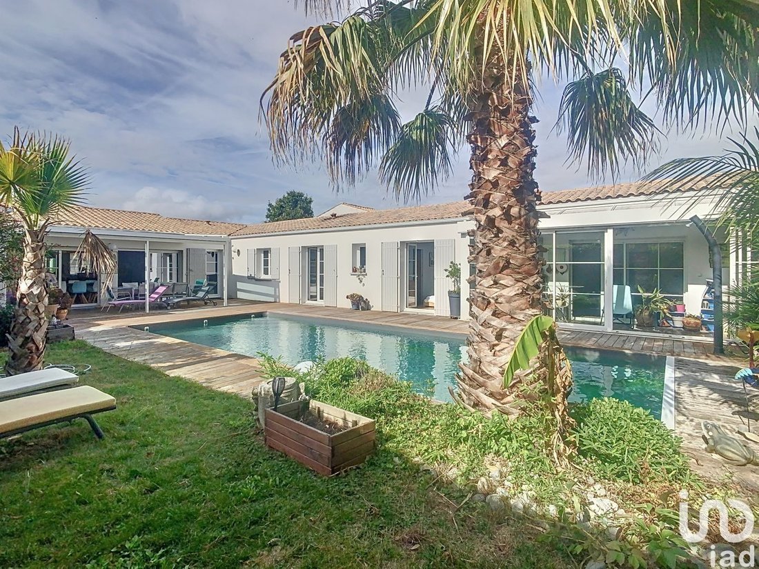 Vente Maison/Villa 7 Pièces In Charron, Nouvelle Aquitaine, France For