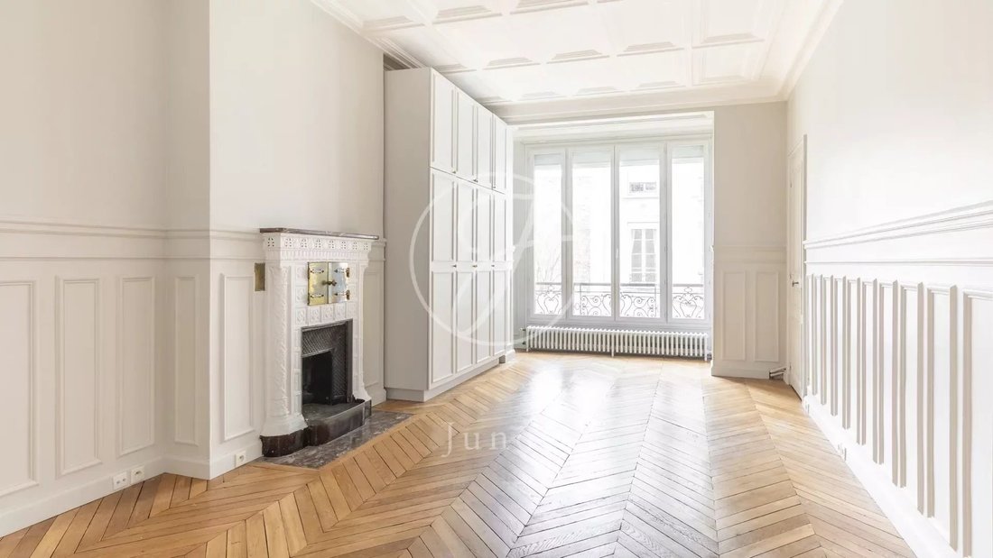 Paris 7e Rue Du Bac Apartment For In Paris, île De France, Frankreich