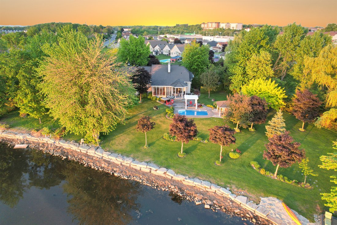 Perfect Waterfront Bungalow On 1.2 Acres In Clarence Rockland, Ontario