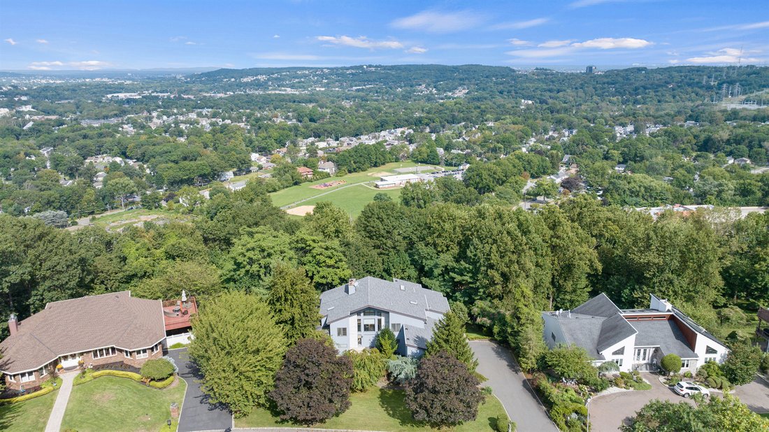 194 Eileen Dr In Cedar Grove, New Jersey, United States For Sale (13337765)