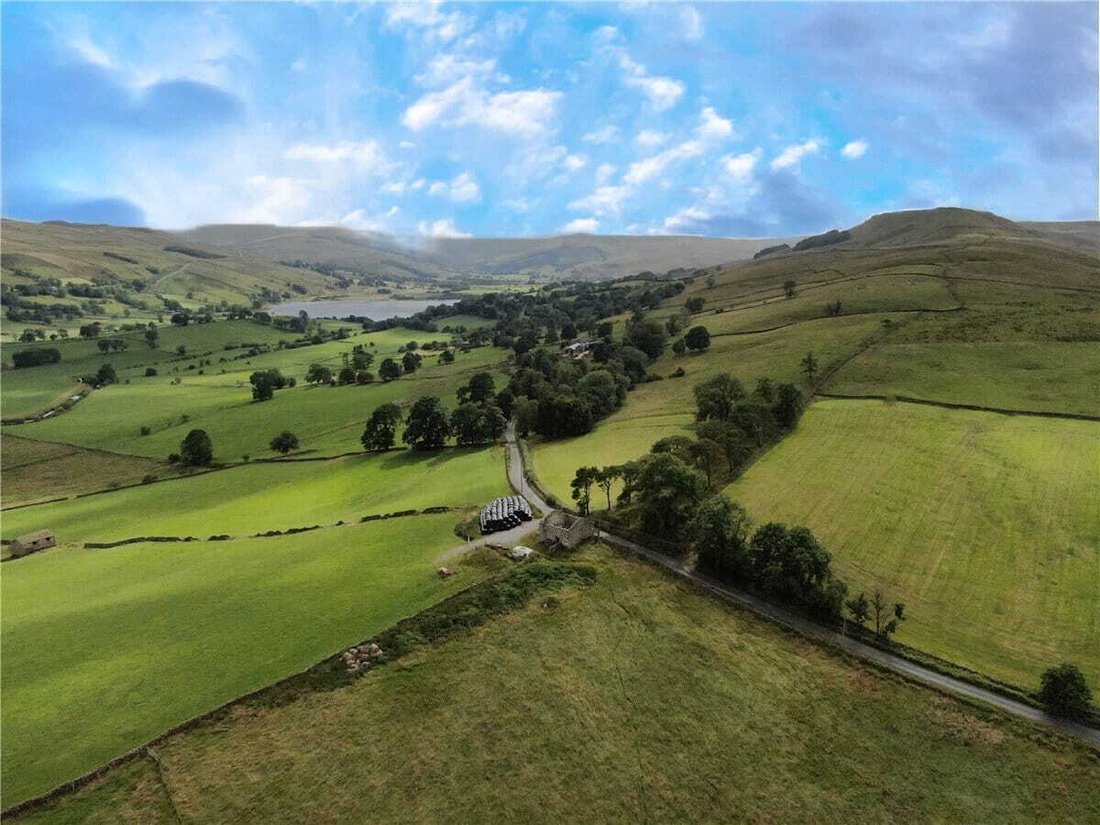 Gill Edge Estate, Near Bainbridge Dl8 In Askrigg, England, United