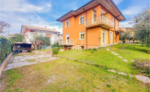 Villa in Rivoltella, Desenzano del Garda, Lombardy 1