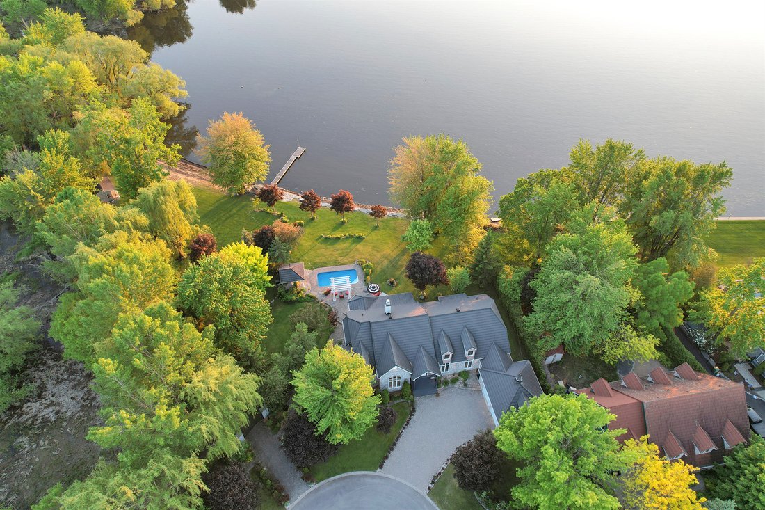Perfect Waterfront Bungalow On 1.2 Acres In Clarence Rockland, Ontario
