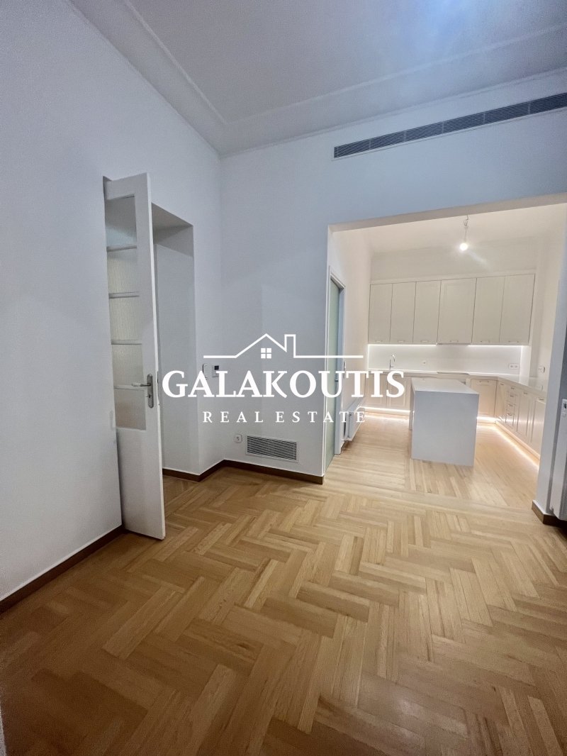 Apartment in Sunoikia Kolonakiou, 1st District of Athens, Athens 5 - 13550224