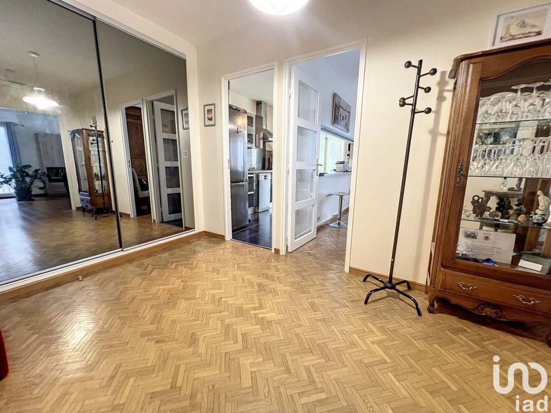 Vente Appartement 4 Pièces In Fontainebleau, île De France, France For