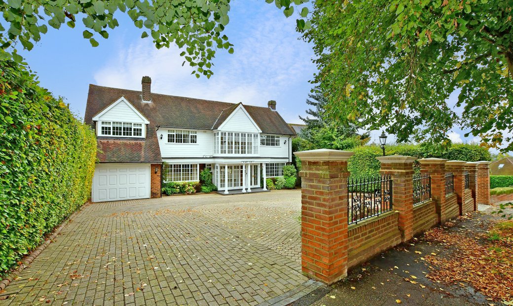 6 Bedroom Detached House In Loughton In Loughton, England, United ...