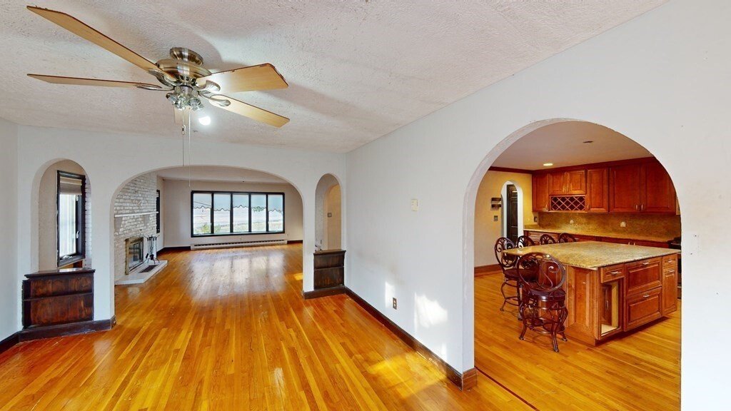 5 Bedrooms Single Family Detached In Milton, Massachusetts, United