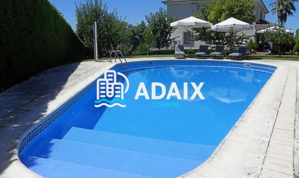 Este Lujoso ático Orientado Al Sur Se Encuentra In Cáceres